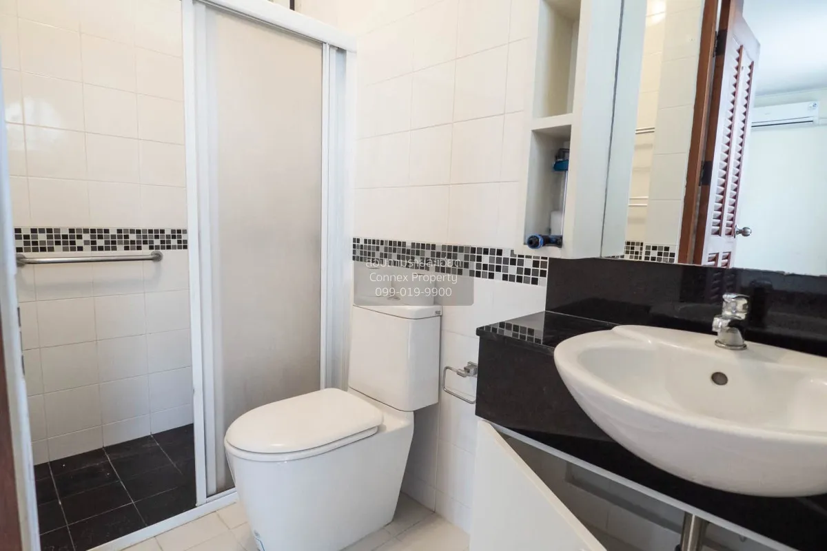 For Rent 4-story townhouse, Soi Ekkamai 26 and 28 (private road).