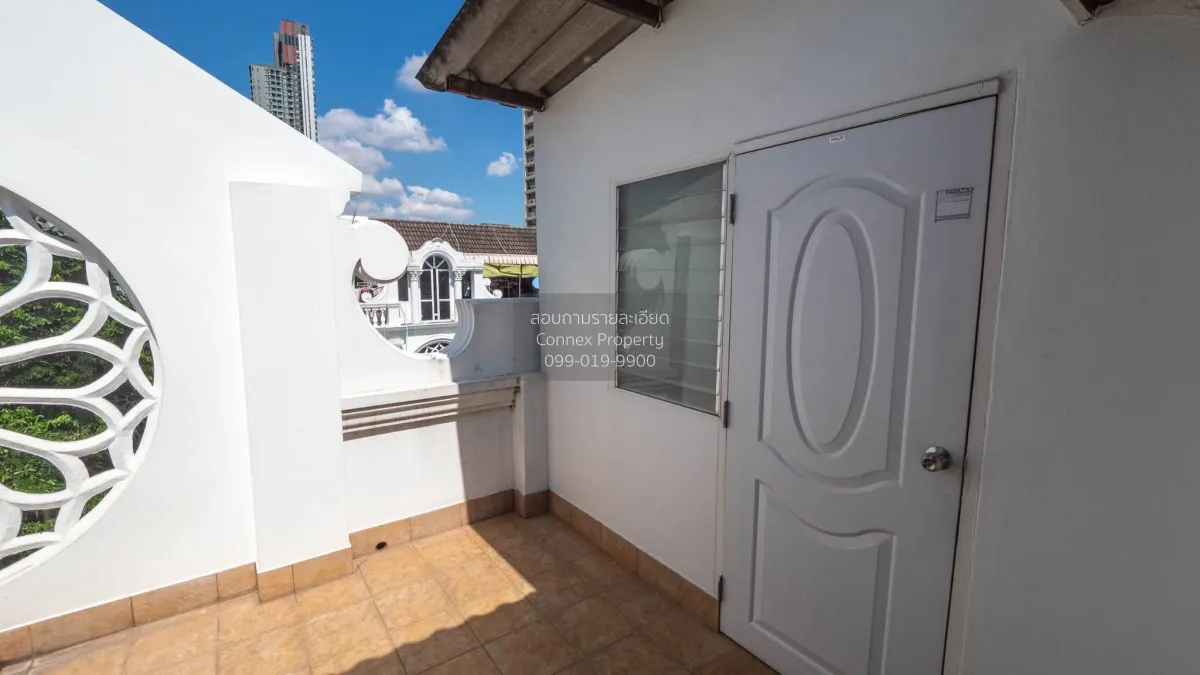 For Rent 4-story townhouse, Soi Ekkamai 26 and 28 (private road).