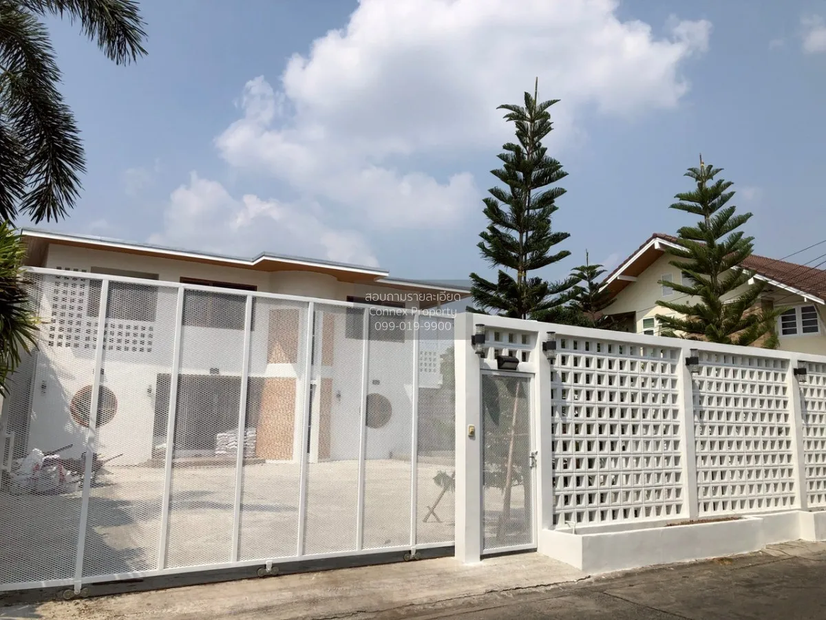 For Sale Baan Mee Chok , corner unit , wide frontage , newly reno 1