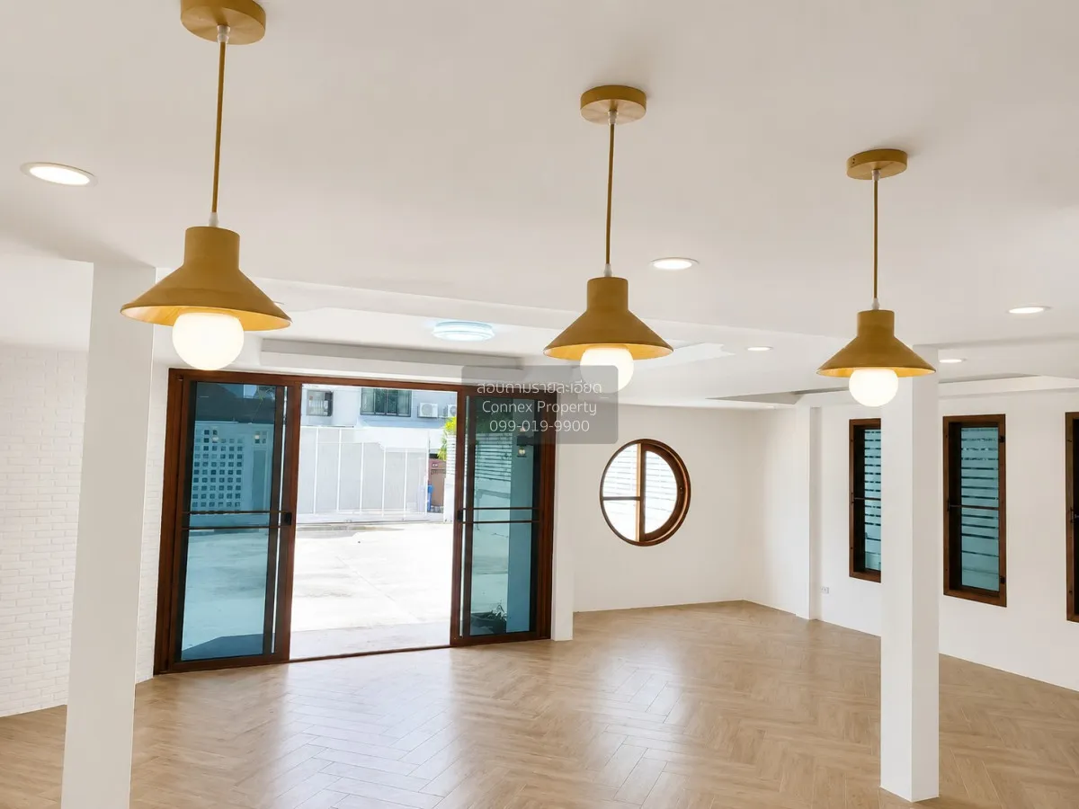 For Sale Baan Mee Chok , corner unit , wide frontage , newly reno
