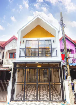 ขายทาวน์เฮ้าส์/ทาวน์โฮม  บ้านเฟรนชิฟ ชั้นสูง ห้องมุม รีโนเวทใหม่ ลาดพร้าว เขต ลาดพร้าว กรุงเทพ CX-166650
