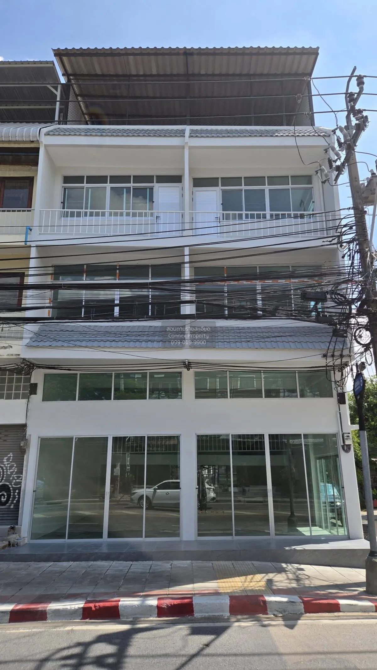 For Rent Corner commercial building located at the entrance of So 1