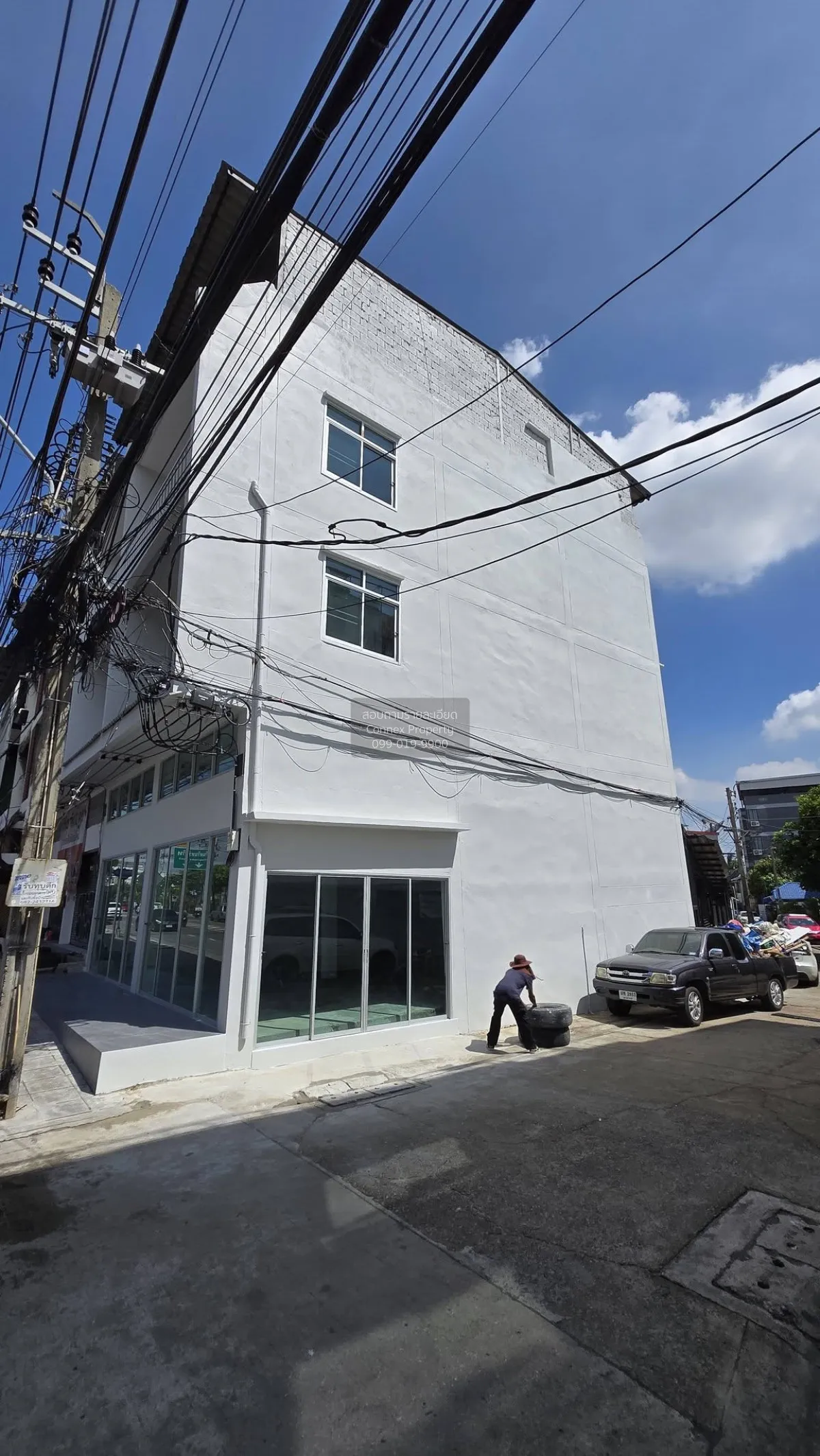 For Rent Corner commercial building located at the entrance of So 3