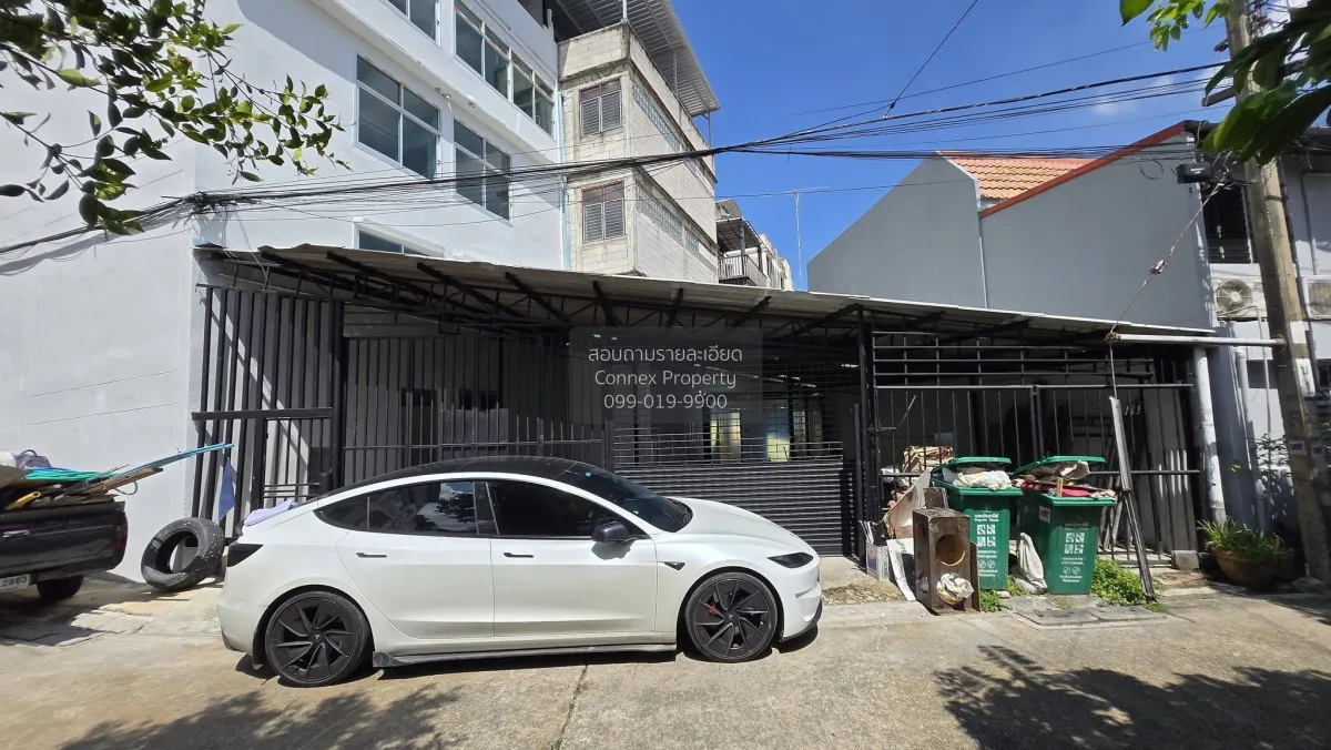 For Rent Corner commercial building located at the entrance of So 4