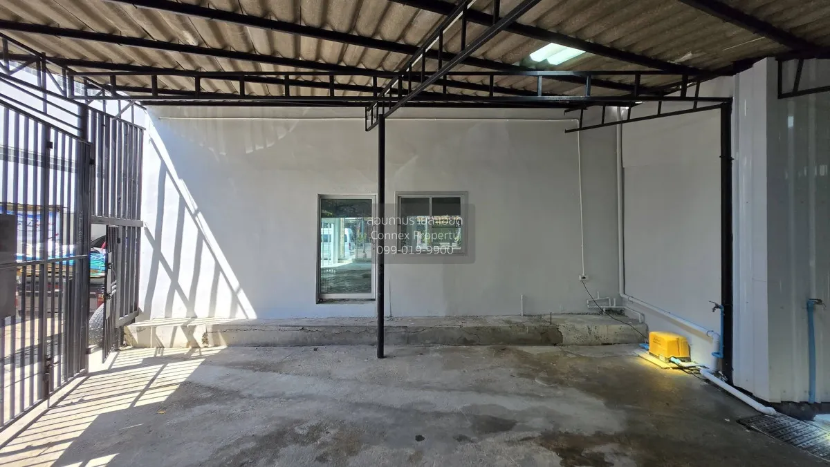For Rent Corner commercial building located at the entrance of So