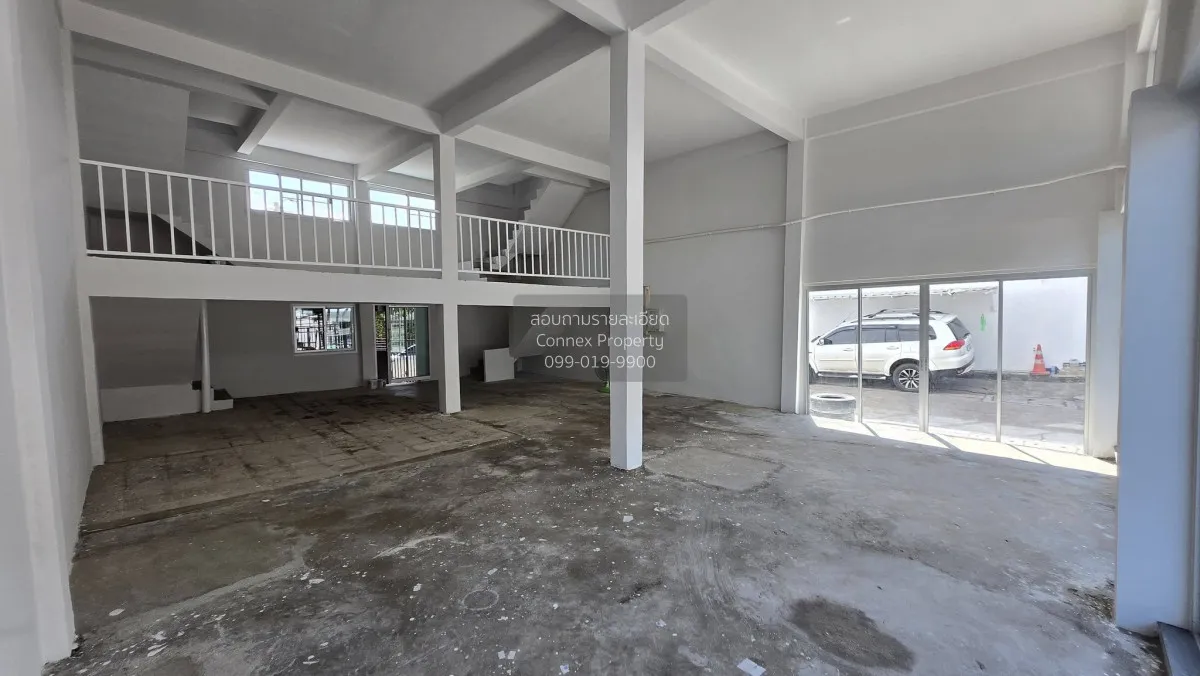 For Rent Corner commercial building located at the entrance of So
