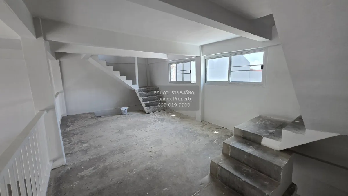 For Rent Corner commercial building located at the entrance of So