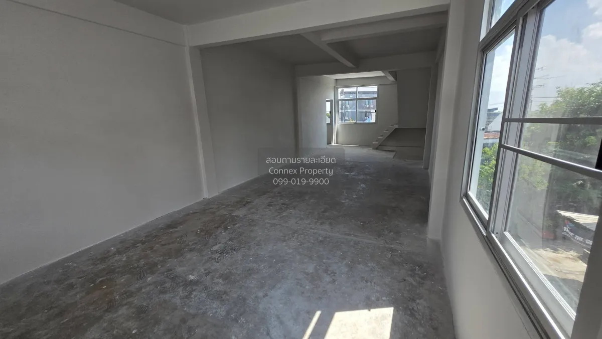 For Rent Corner commercial building located at the entrance of So