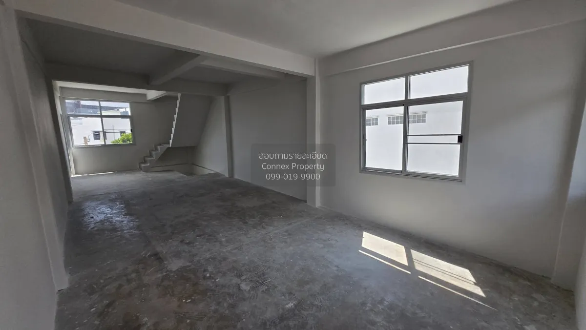 For Rent Corner commercial building located at the entrance of So