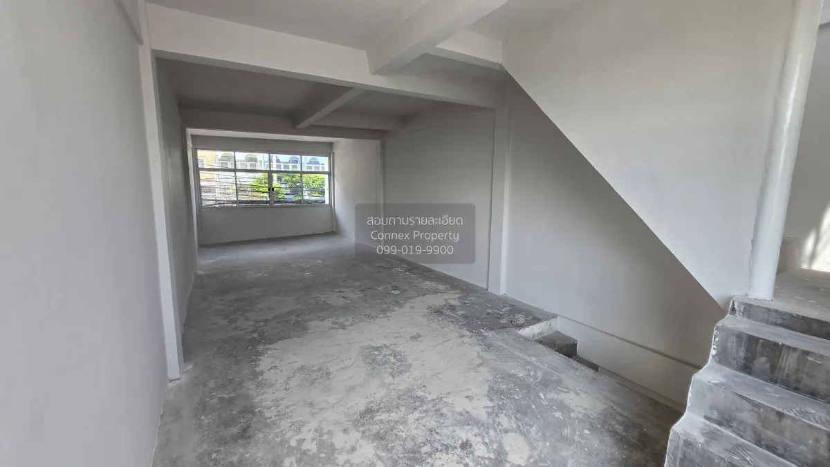 For Rent Corner commercial building located at the entrance of So