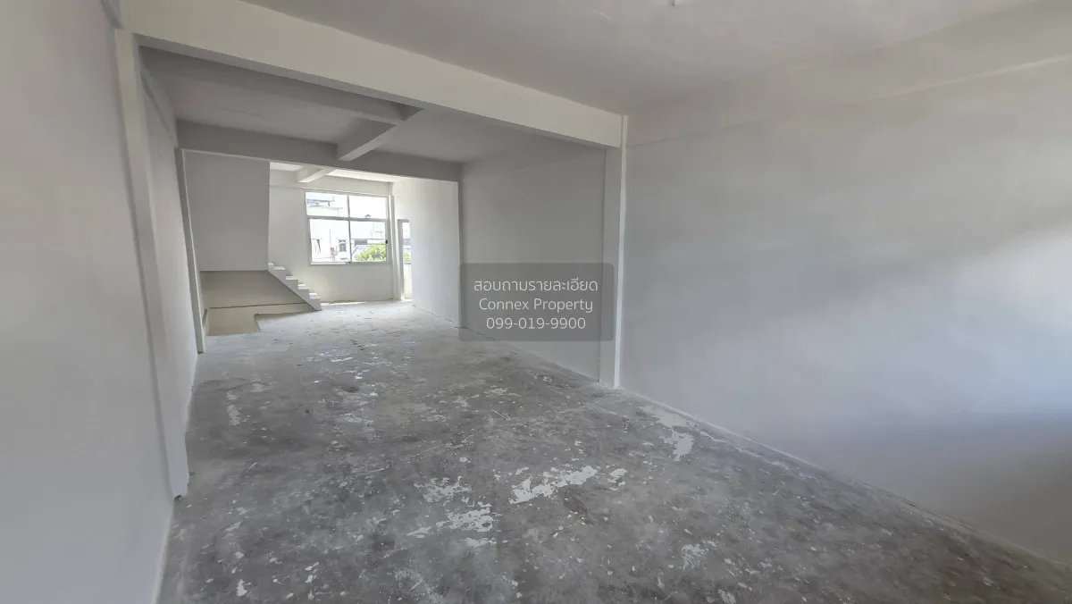 For Rent Corner commercial building located at the entrance of So