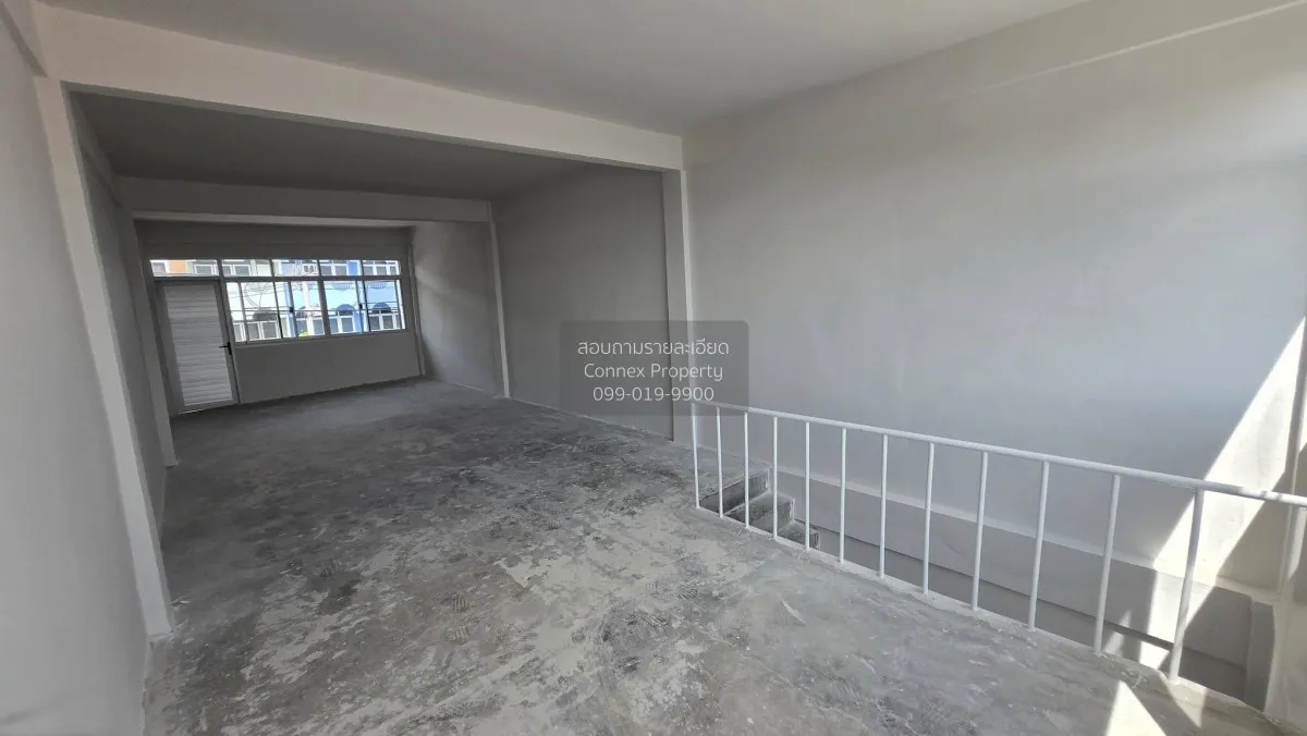 For Rent Corner commercial building located at the entrance of So