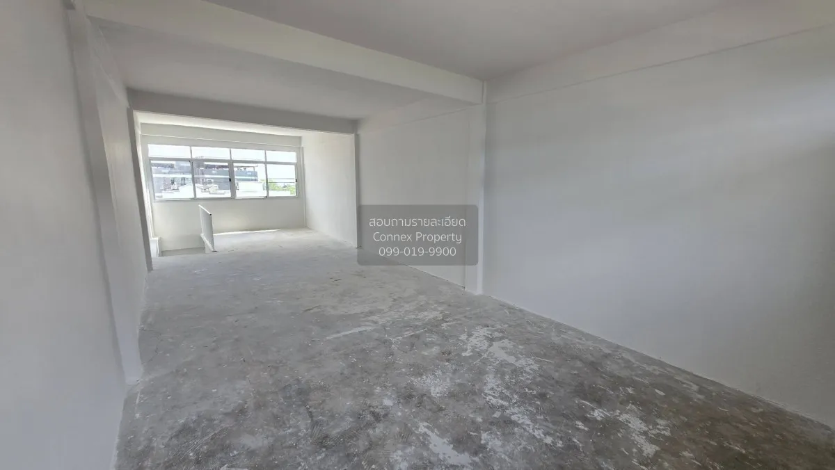 For Rent Corner commercial building located at the entrance of So