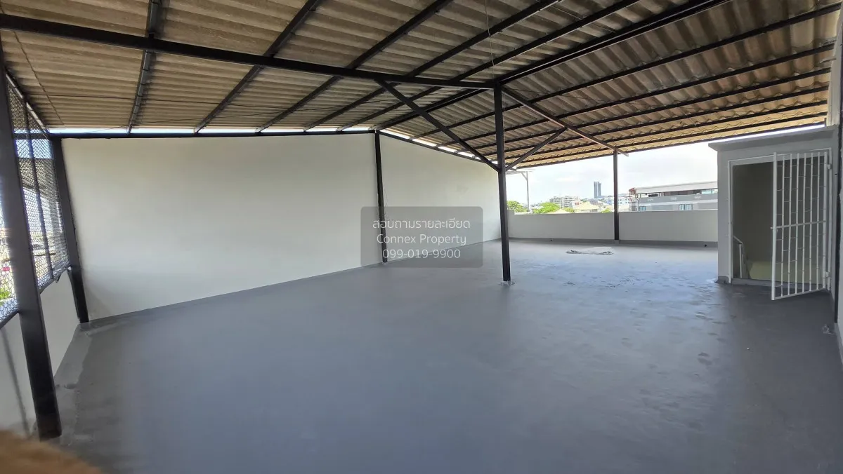 For Rent Corner commercial building located at the entrance of So