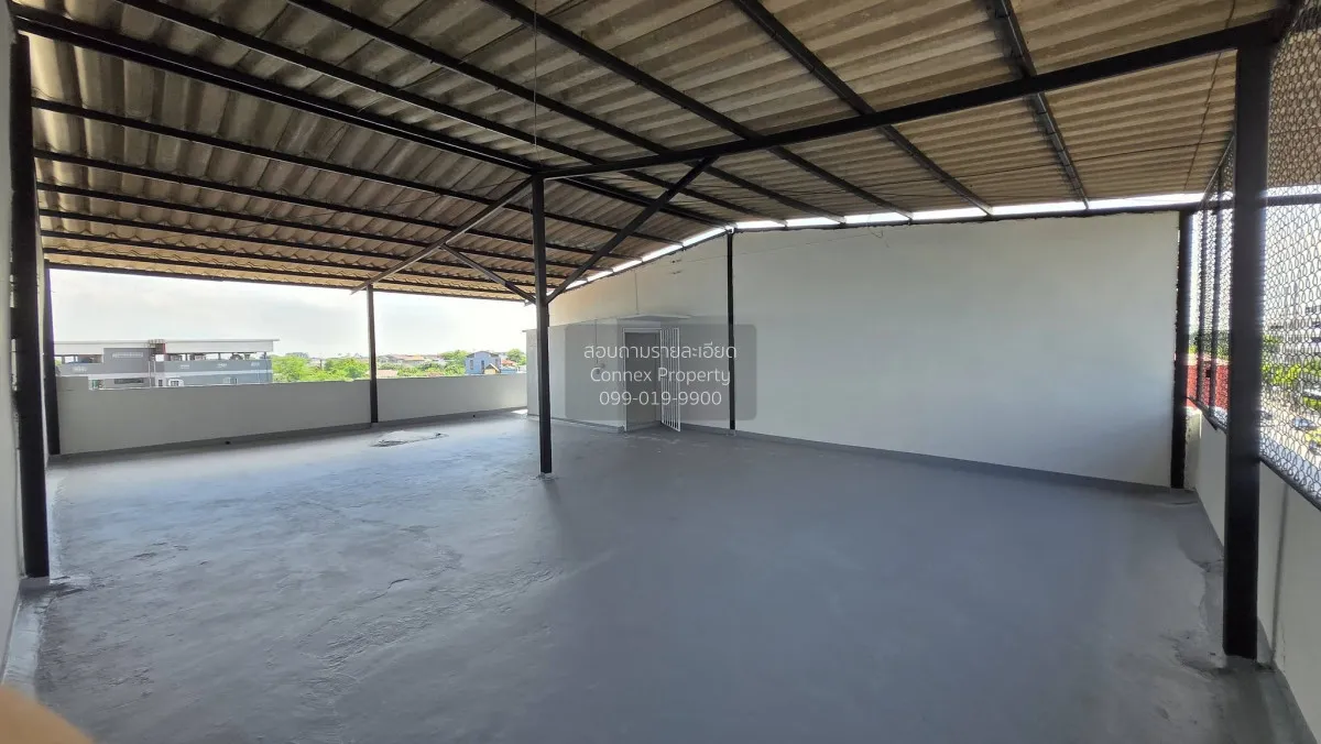 For Rent Corner commercial building located at the entrance of So