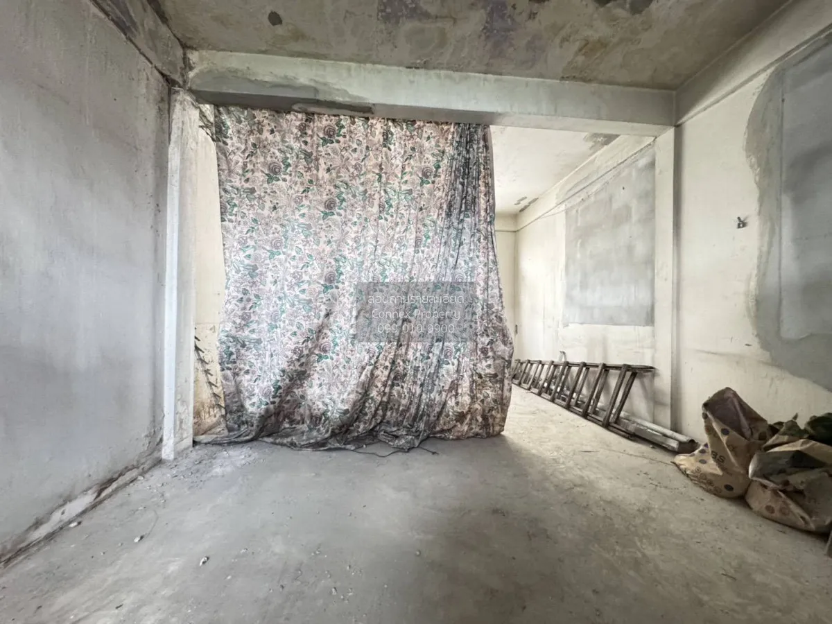 For Sale 4.5 - storey shophouse 11 square wa Thonburi Bangkok. ,  3