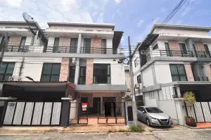 ขายทาวน์เฮ้าส์/ทาวน์โฮม  เมอริท เพลส ลาดพร้าว 87 คลองเจ้าคุณสิงห์ เขต วังทองหลาง กรุงเทพ CX-168271