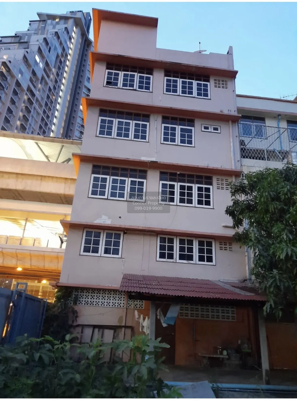 For Sale Commercial building with 2 units, including 194 sq. wah  4