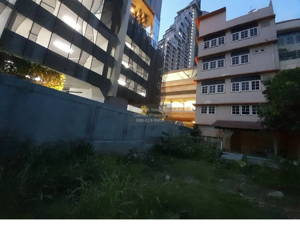 For Sale Commercial building with 2 units, including 194 sq. wah 