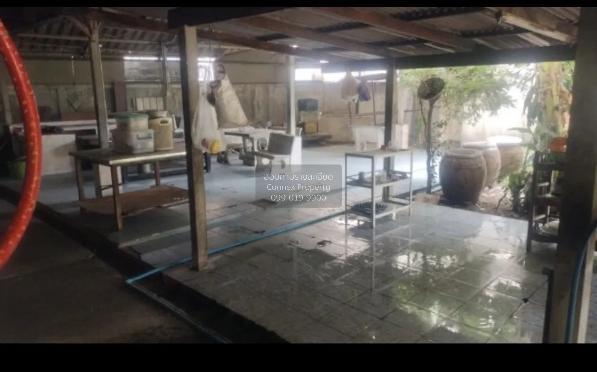 For Sale Commercial building with 2 units, including 194 sq. wah 
