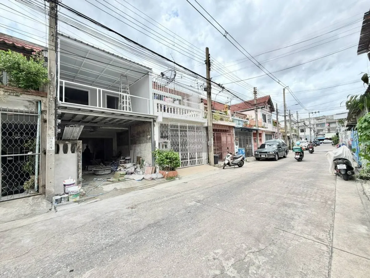 ขายทาวน์เฮาส์  2  ชั้น 18 ตรว. ซอยเรวดี 53  บ้านรีโนเวท  รีโนเวทใ