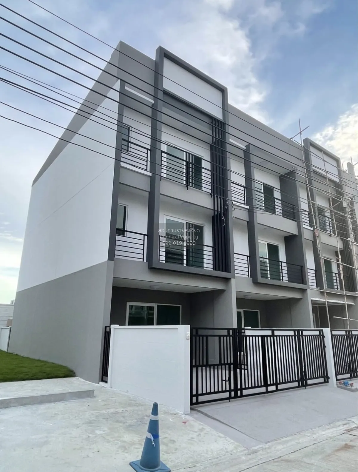 For Sale House , Baan Klang Muang Suanluang , corner unit , wide  1