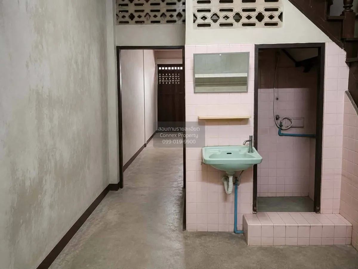For Sale 3.5-Storey Commercial Building for Sale, Soi Wat Borom N