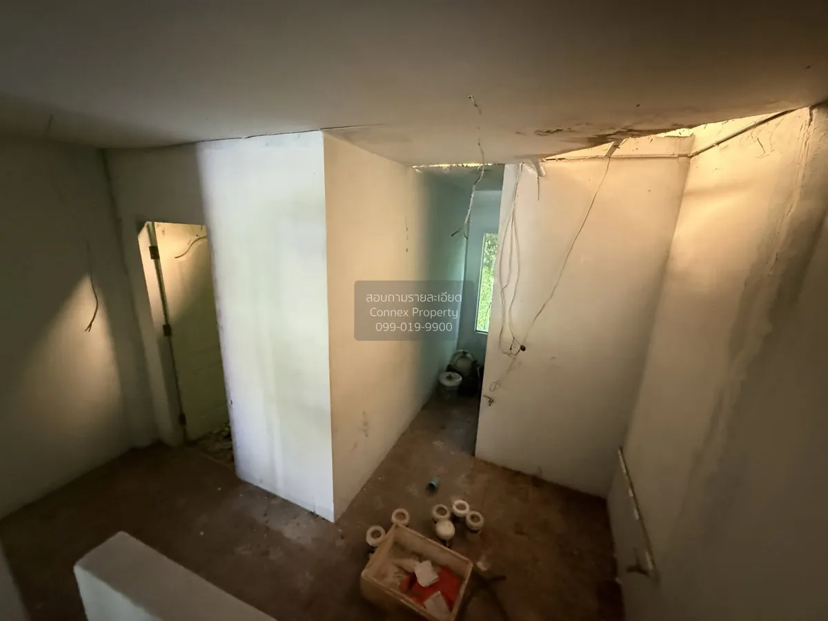 For Sale Townhouse, sold as is. Accessible from Rattanathibet Roa