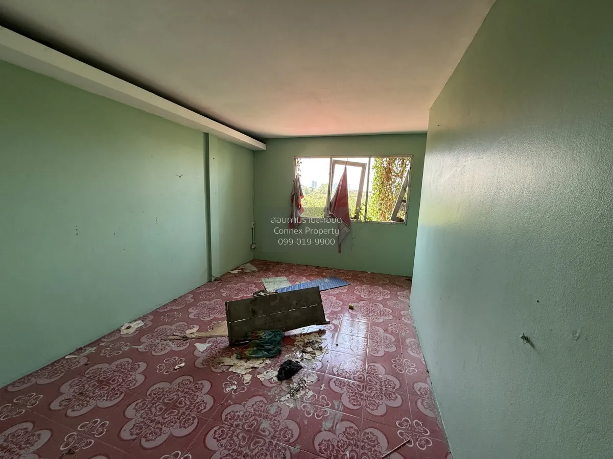 For Sale Townhouse, sold as is. Accessible from Rattanathibet Roa