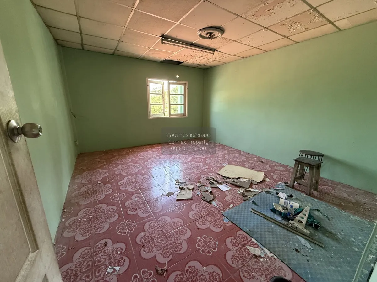 For Sale Townhouse, sold as is. Accessible from Rattanathibet Roa