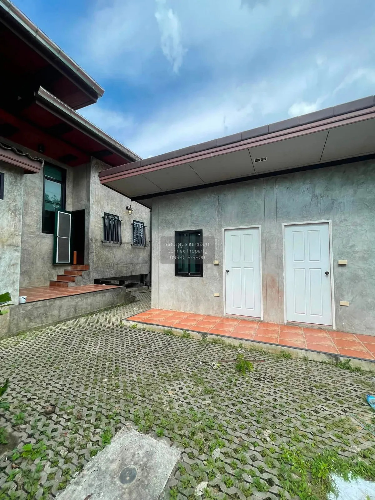 For Sale A house built entirely of red bricks in Na Jomtien. , Na