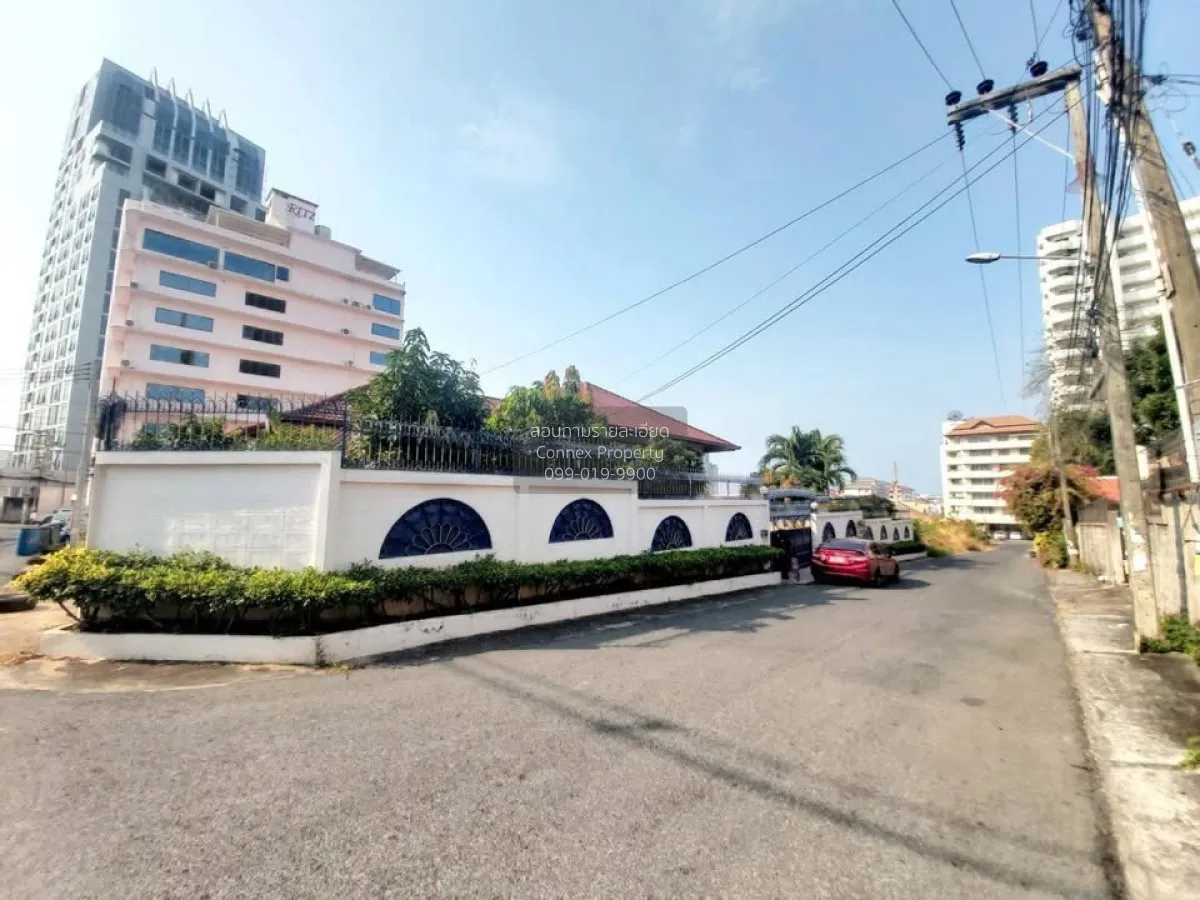 For Sale Detached house for sale on a prime plot in Phra Tamnak.  1