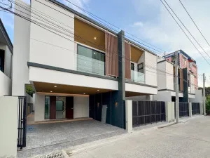 For Sale 2-Storey Townhouse in Chaloem Phrakiat Rama 9 Soi 2, Yaek 5 , Nong Bon , Prawet , Bangkok , CX-171538
