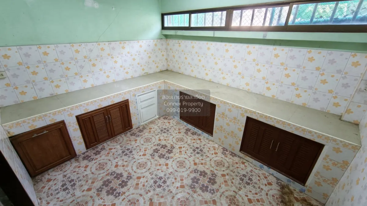 For Sale For sale: 4-story commercial building, 2 adjacent units 