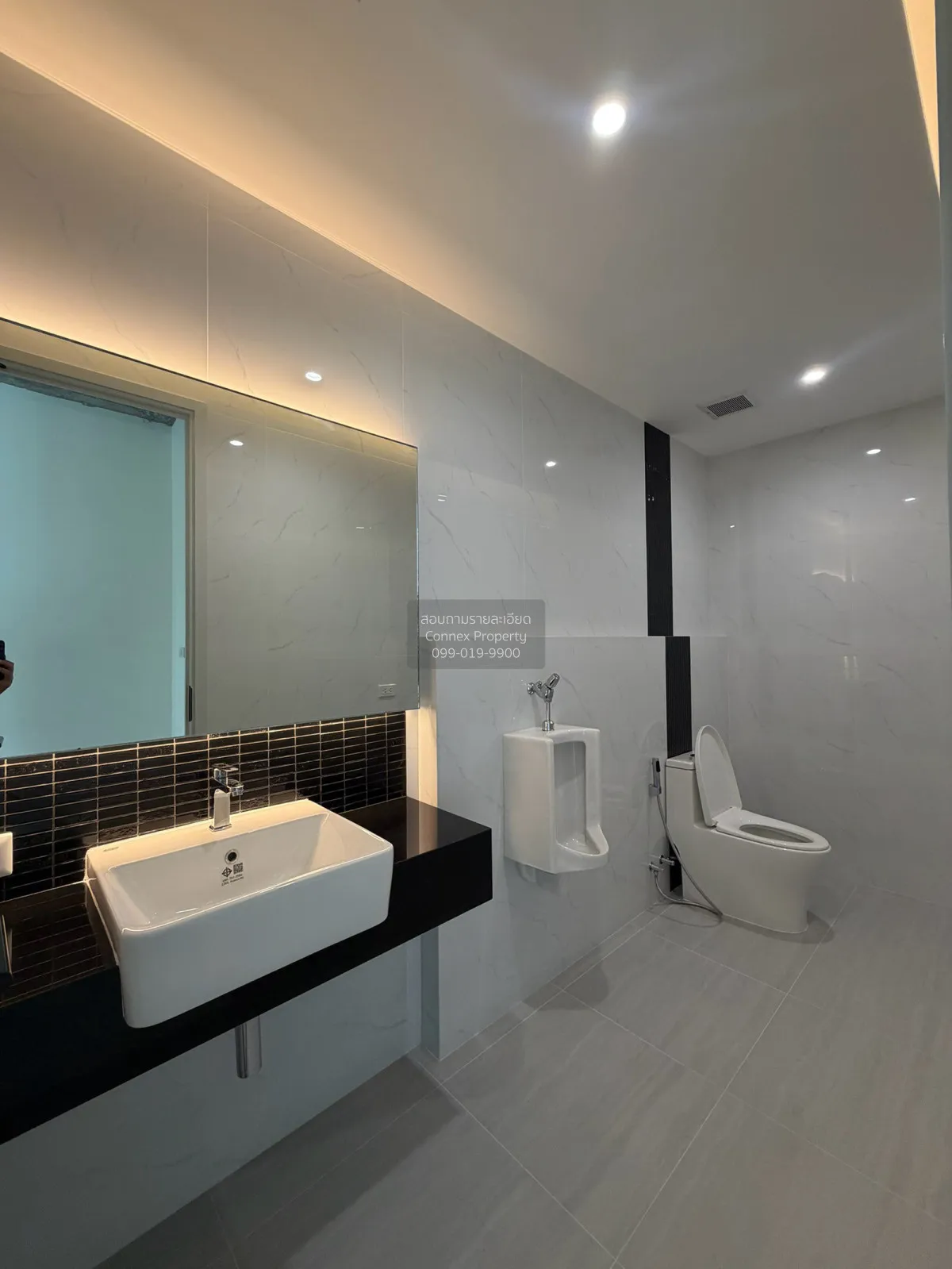 For Sale 5 - storey home office, 60 square wah, Rama 9. , Huai Kh