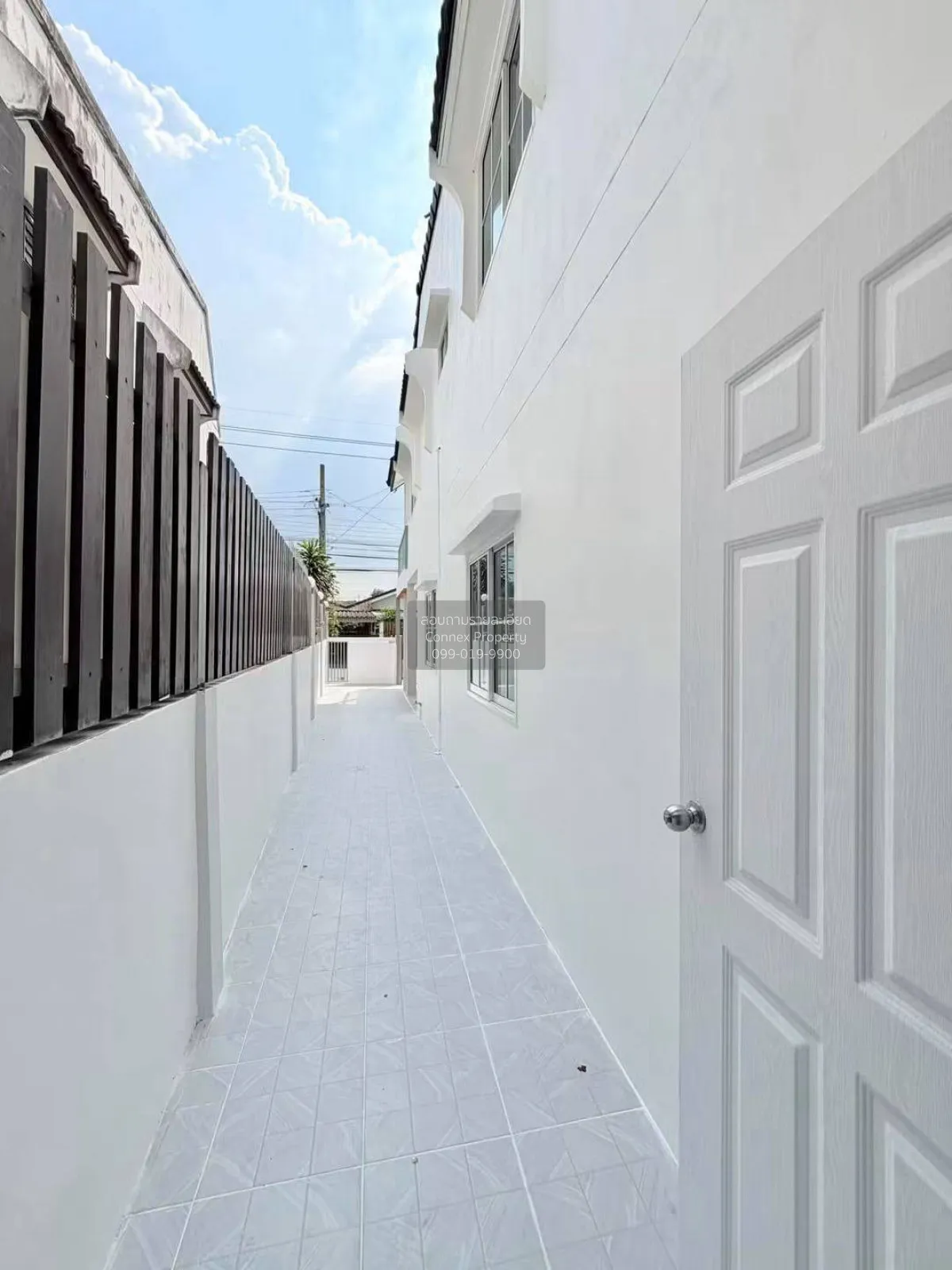 For Sale Townhouse/Townhome  , Baan Buathong Kheha , corner unit 