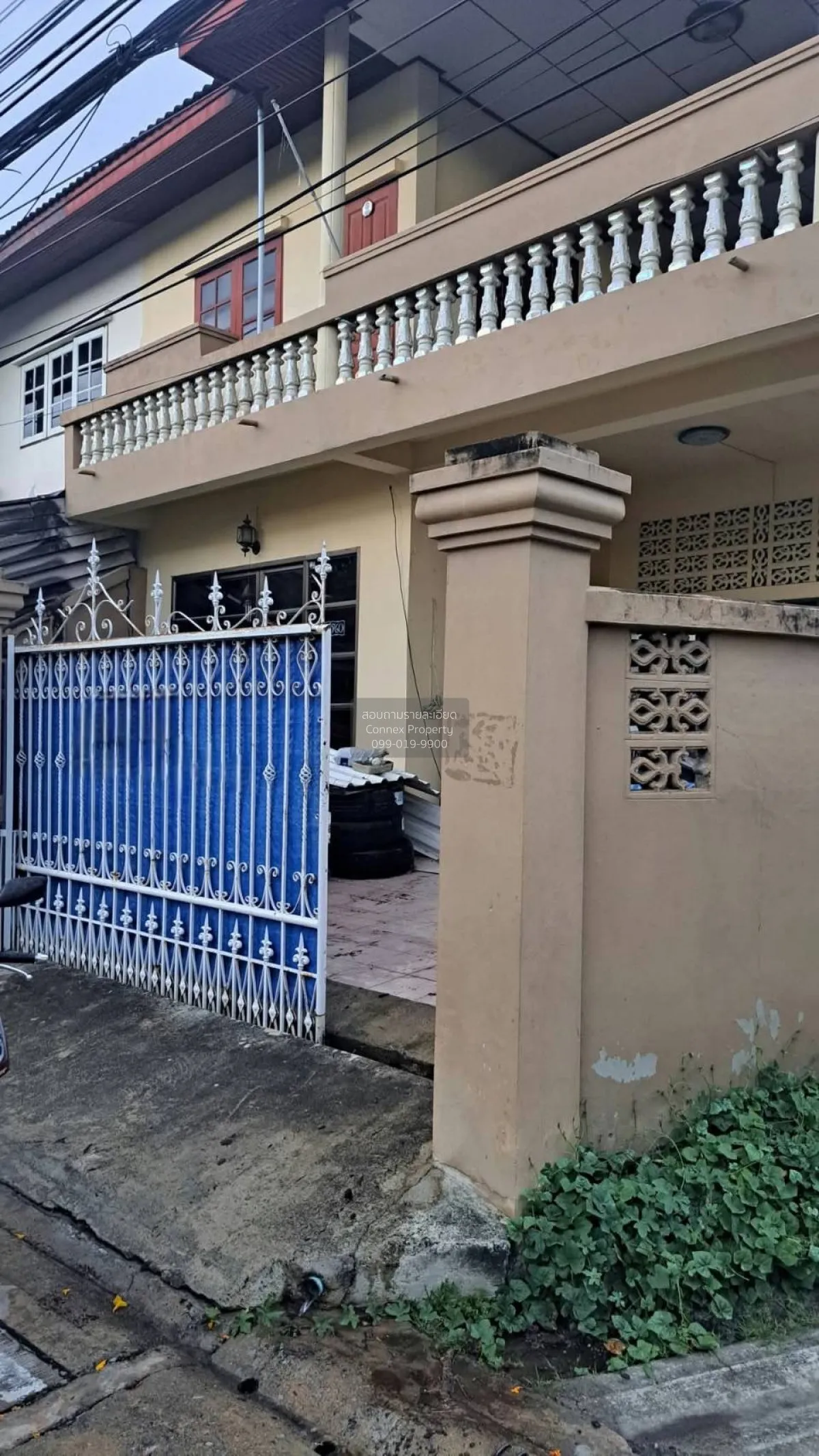 For Sale Two 2-story townhouses for sale in Soi Samut Niwet, next 1