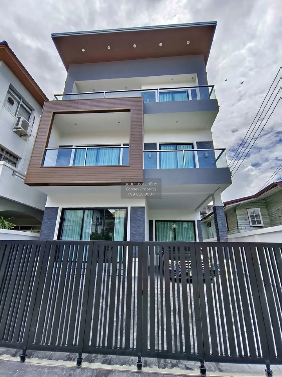 For Rent 3-story detached house on Sukhumvit 65, Ekkamai, about 6 1