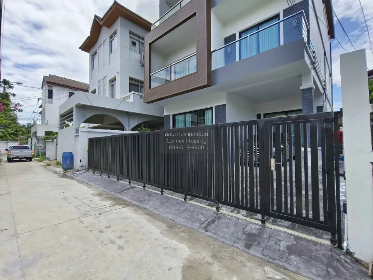 For Rent 3-story detached house on Sukhumvit 65, Ekkamai, about 6 2