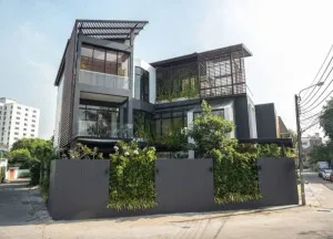ขายบ้านเดี่ยว 3 ชั้น พร้อมสระว่ายน้ำ คลองตันเหนือ เขต วัฒนา กรุงเทพ CX-175265