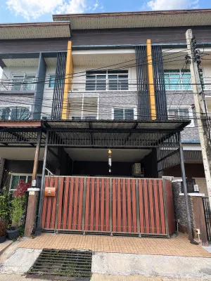 For Sale 3-story townhome, Soi Phahonyothin 35, near BTS Ratchayothin , Lat Yao , Chatuchak , Bangkok , CX-175385