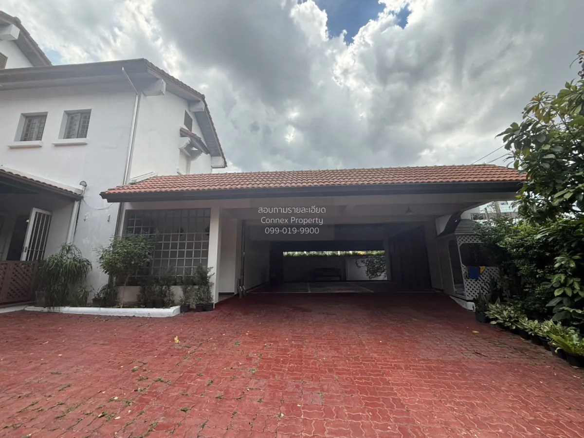 For Sale Home at Soi Pridi Banomyong 26 , wide frontage , Khlong 