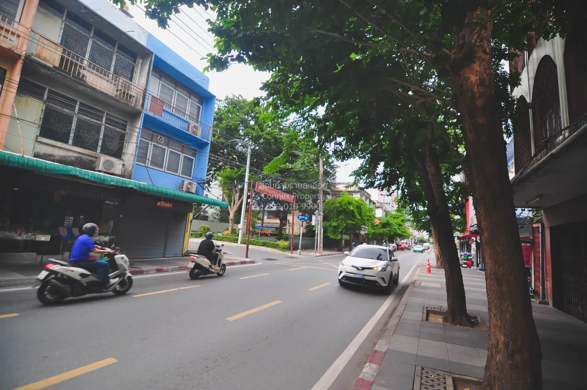 For Sale 3-story shophouse, Soi Inthamara , Sam Sen Nai , Phaya T