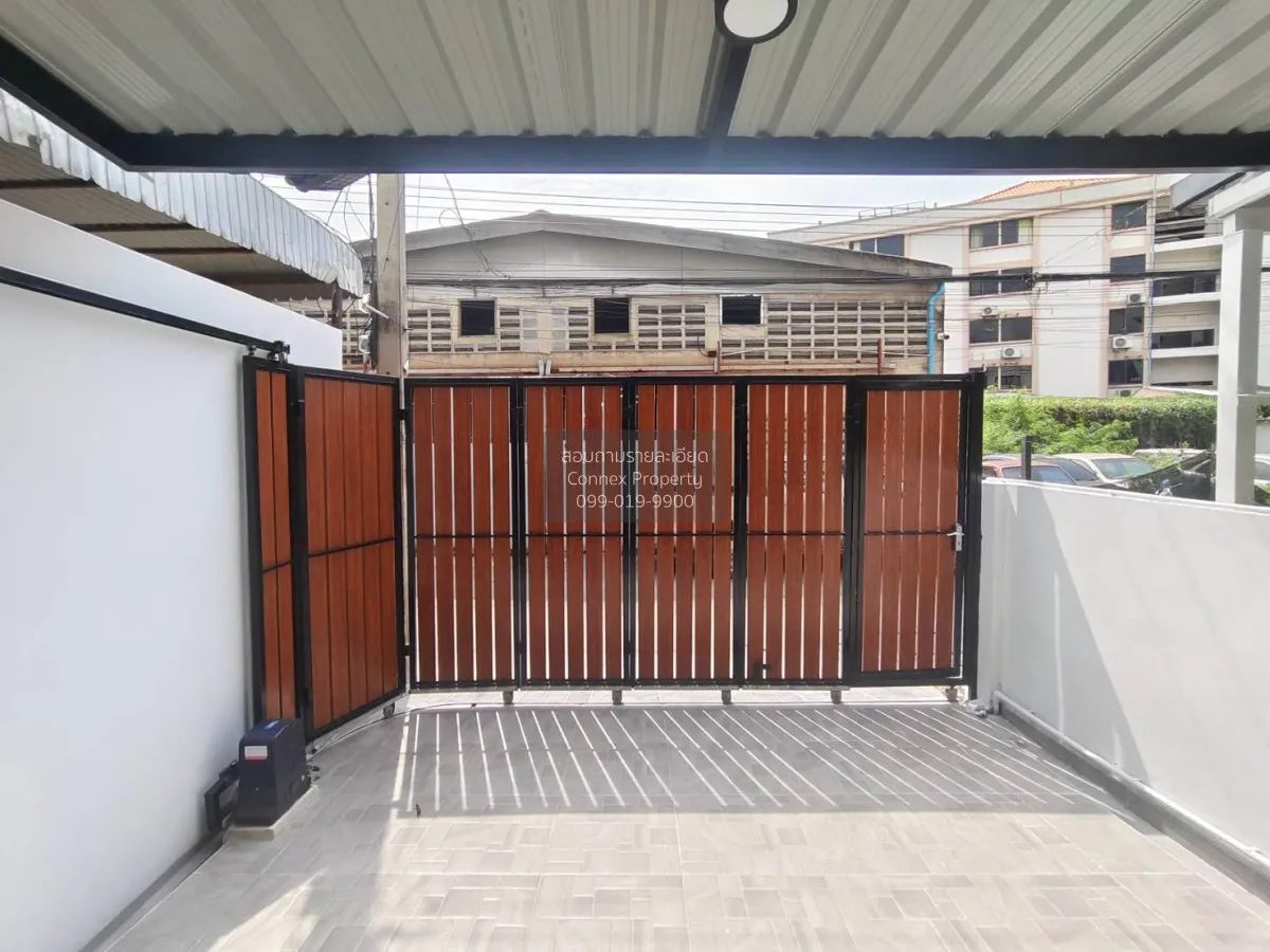 For Sale Three - storey townhouse, 20 square wah, Soi Ladprao 93. 2