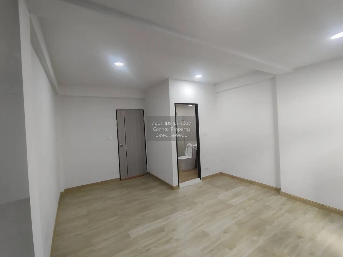 For Sale Three - storey townhouse, 20 square wah, Soi Ladprao 93.