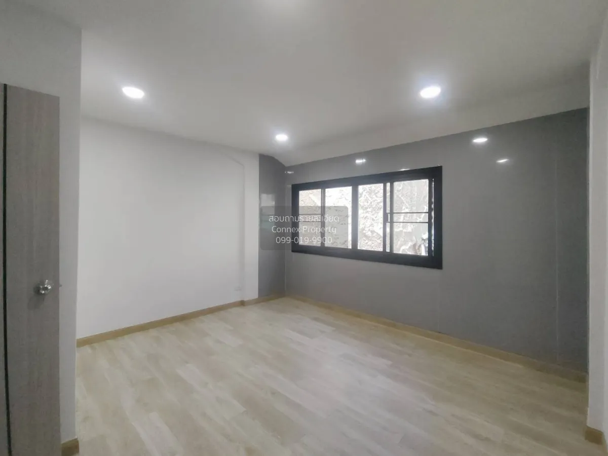 For Sale Three - storey townhouse, 20 square wah, Soi Ladprao 93.