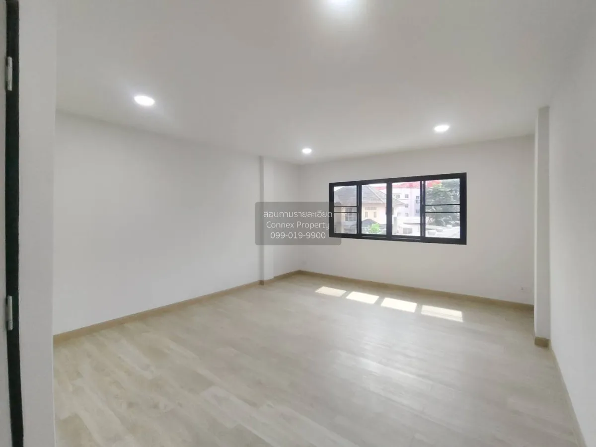 For Sale Three - storey townhouse, 20 square wah, Soi Ladprao 93.