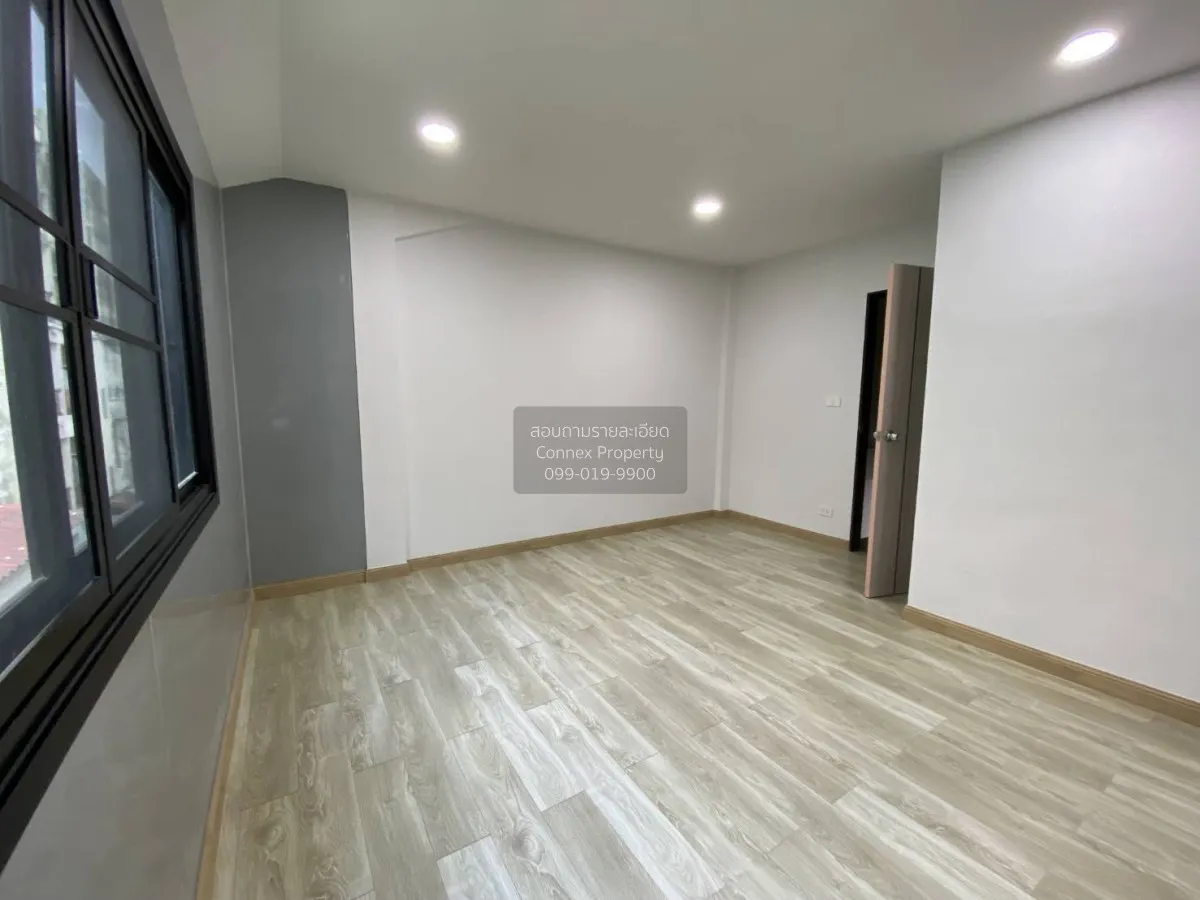 For Sale Three - storey townhouse, 20 square wah, Soi Ladprao 93.