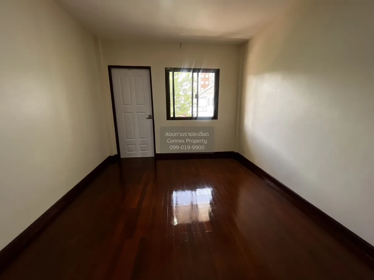 For Sale Townhouse/Townhome  , Sutthisak , newly renovated , Lat 
