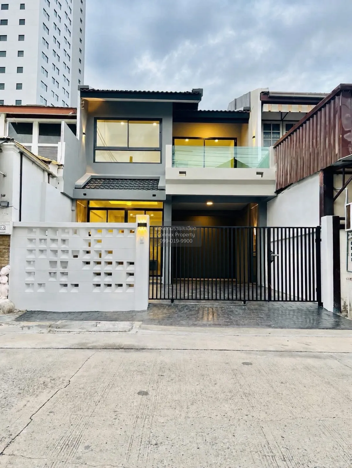 For Sale Townhouse/Townhome  , Si Chaithong 3 , wide frontage , n 1